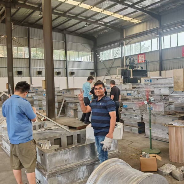 印度客户莅临龙尊模具检查模具